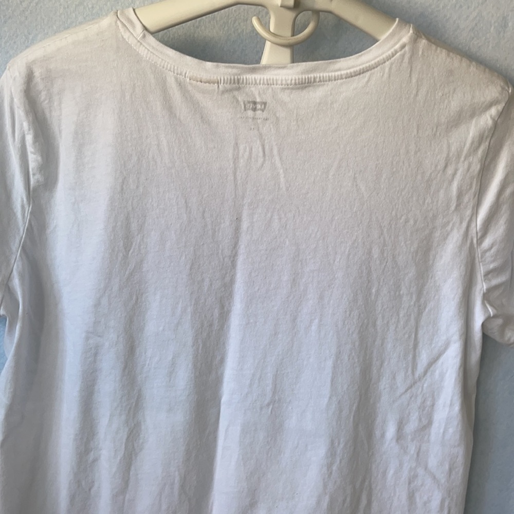 Levi’s Red Graphic Logo White Basic Tee - Picture 7 of 12